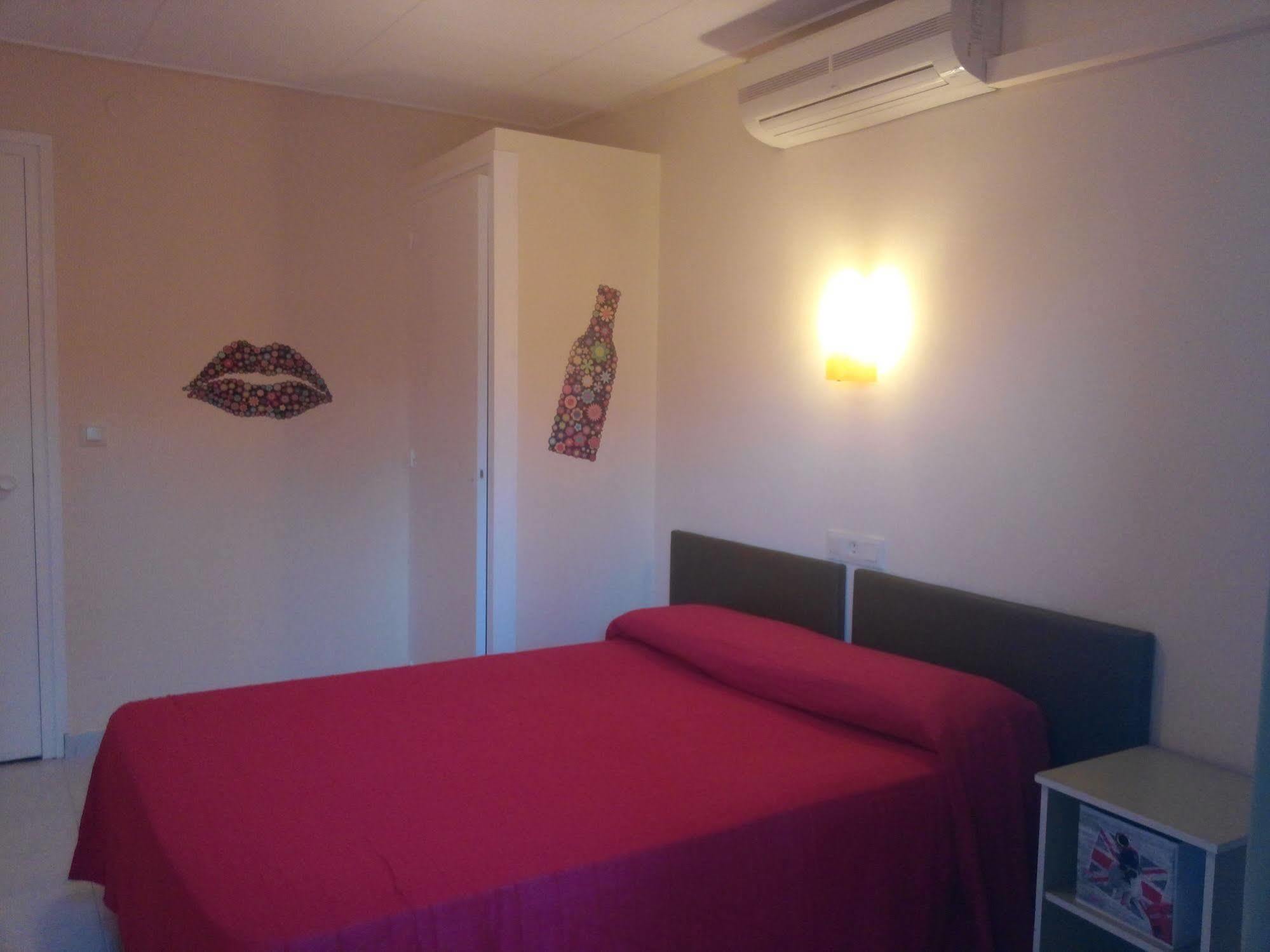 Hostal Univers Calella Exterior foto
